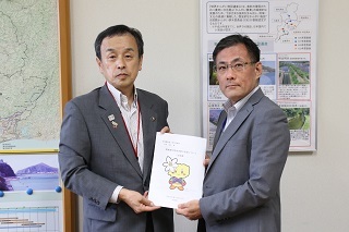 東海農政局の合屋英之地方参事官に提案書を手渡す岡村市長