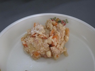 写真:お皿に盛り付けたおからのミルク煮