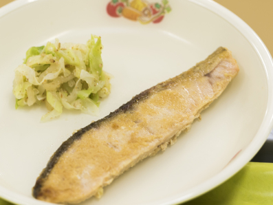 写真:お皿に盛り付けたさけのみそマヨネーズ焼き