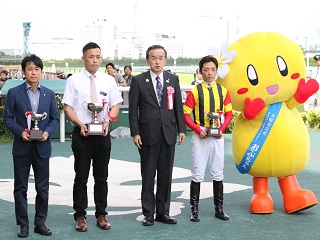 中京競馬場でプレゼンターを務める市長