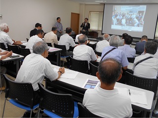 視察先でお礼を述べる市長