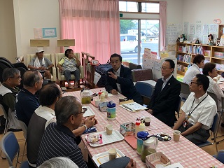 常設サロンで意見交換をする市長