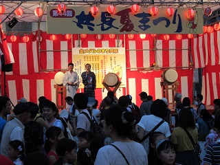 共長夏まつりであいさつをする市長