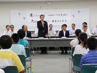 遠野市訪問団出発式であいさつをする市長