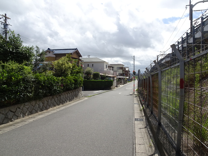 （8）神田町四丁目東海道新幹線沿い道路 T字路