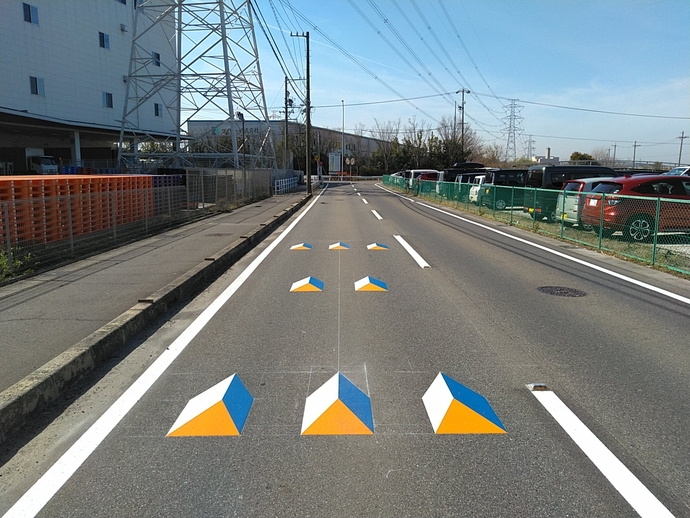 カラーイメージハンプの新設(横根町スギホールディングス株式会社西側生活道路)
