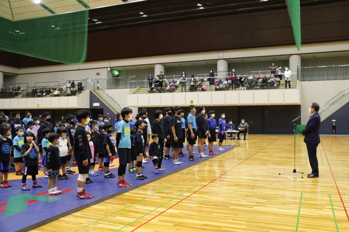 開会式の市長のあいさつの写真