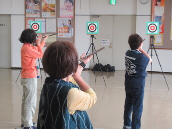 吹矢を吹いている写真です。