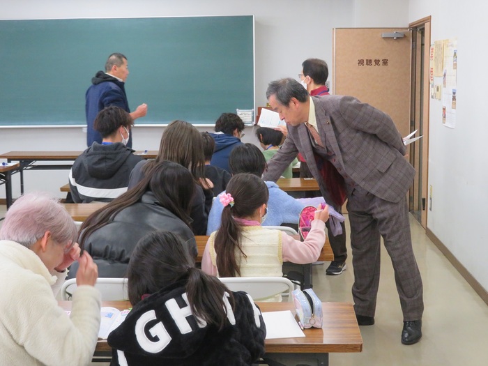 長草公民館での学習支援の様子