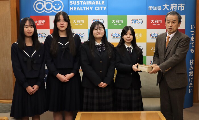 大府高校の生徒から災害義援金を預かる市長