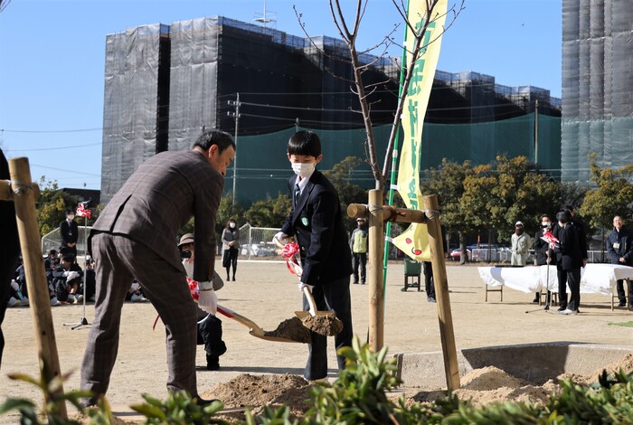 生徒と共に植樹をする市長