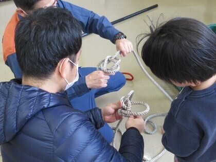 消防署員によるロープワークの教室の様子です。