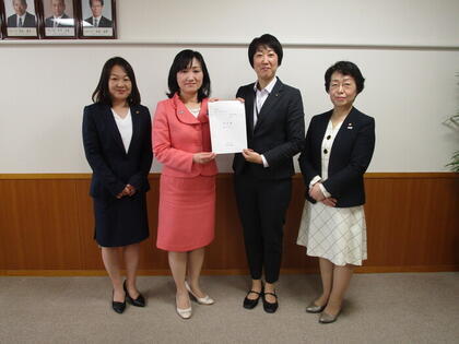 報告書を議長に提出