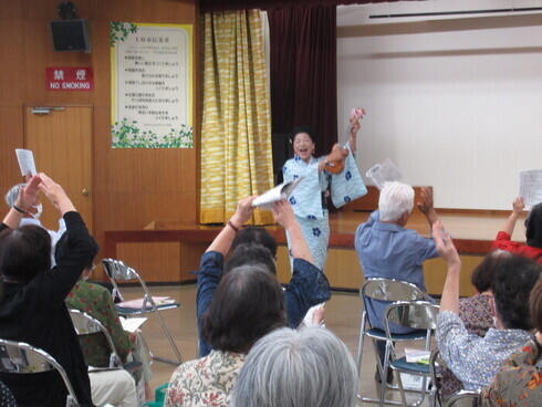ウクレレしょうべいさんが歌っています。