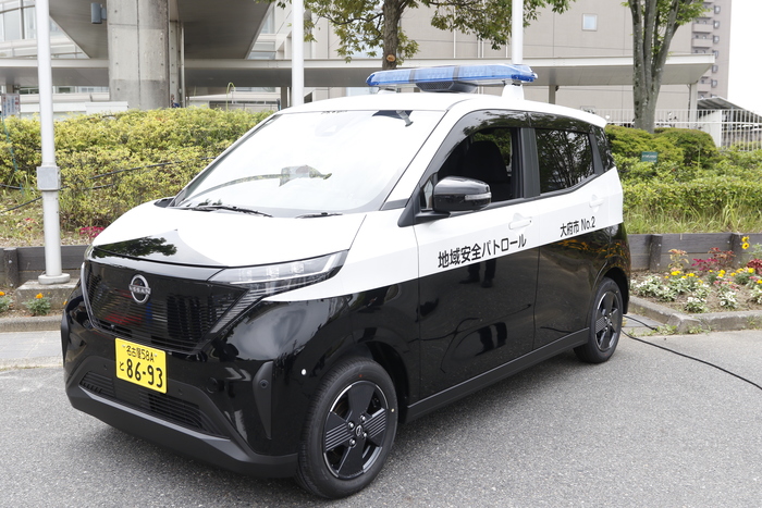納車された青色防犯パトロール車の写真