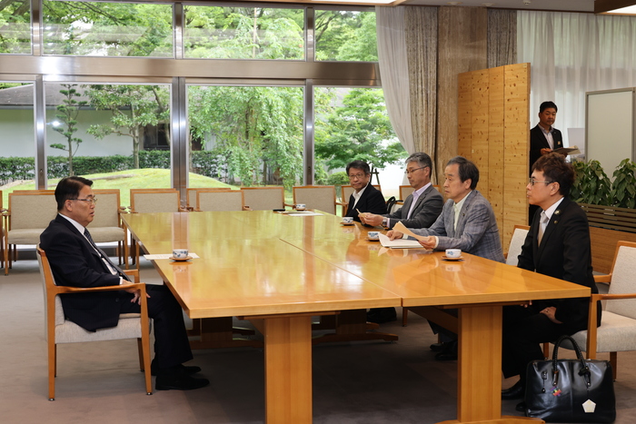 知事表敬の様子