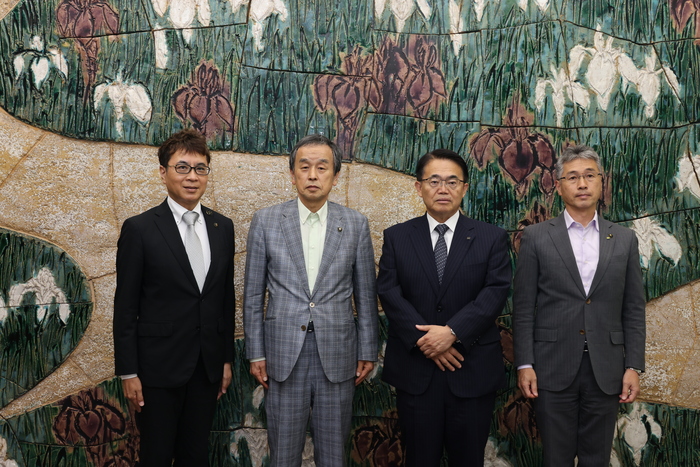 知事と愛知県市長会正副会長の写真