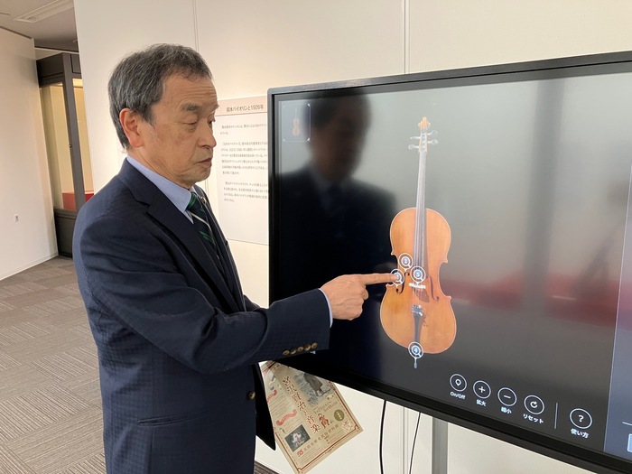 タッチパネルでバイオリンを弾く様子