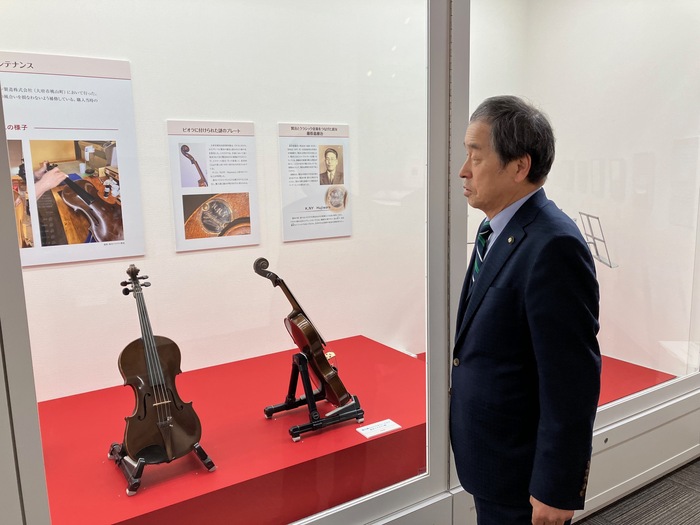 楽器を見ている様子