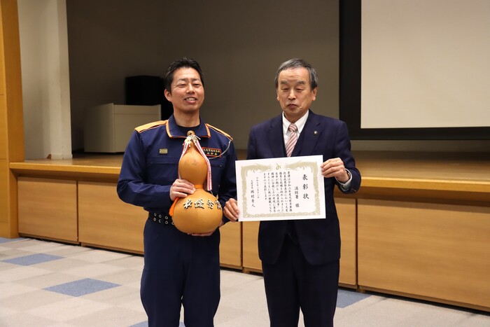 ヒョウタン型記念トロフィーと表彰状を授与