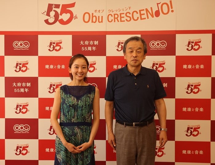 市出身チェリスト・佐藤桂菜さん来庁の様子
