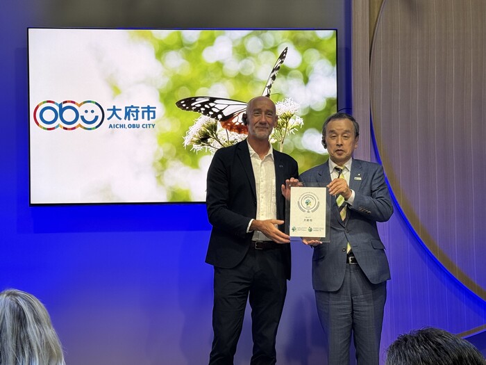 バッジ交付を受ける様子